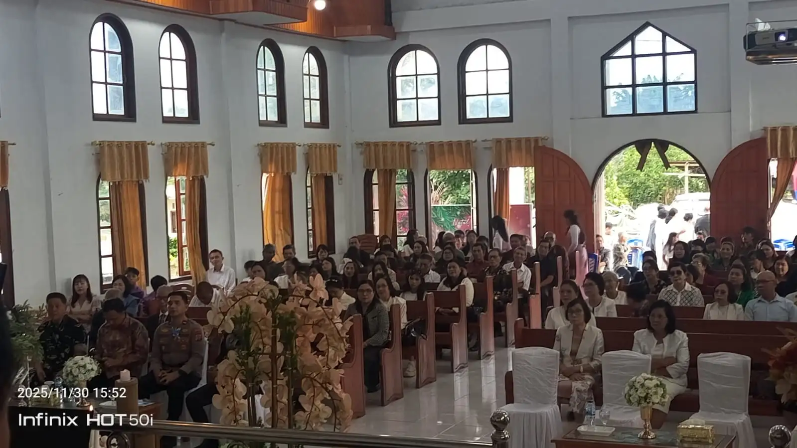 Kasih Natal Menyatukan: Polri Hadir Dalam Perayaan Pra-Natal GPdI Wilayah Langowan Utara